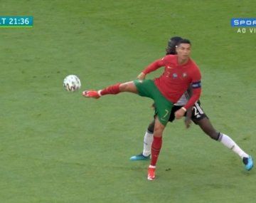 Sombrero y taco sin mirar: los lujos de Cristiano Ronaldo