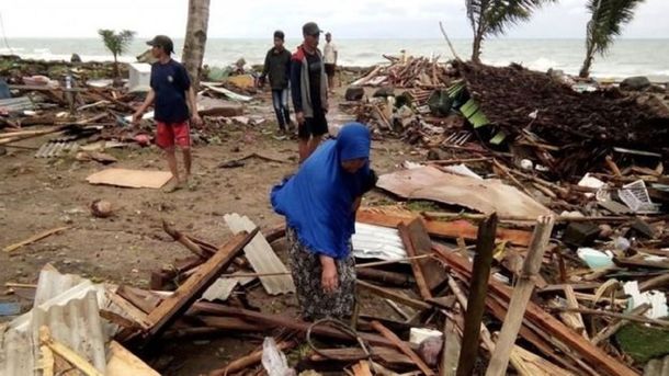 Un tsunami en Indonesia dejó al menos 168 muertos y 750 heridos