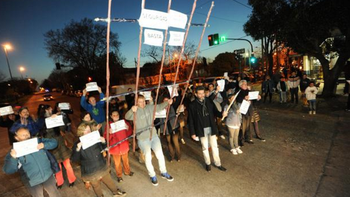 Vecinos de Tolosa en una de sus marchas contra la inseguridad (foto: gentileza diario El Día) Vecinos de Tolosa en una de sus marchas contra la inseguridad (foto: gentileza diario El Día)