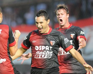 Colón le ganó a All Boys en Santa Fe y sigue como único puntero