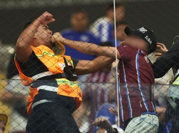 Graves incidentes en Brasil: un hincha de Godoy Cruz sufrió fracturas y será operado