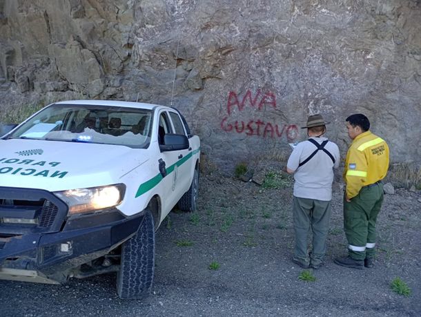 Escándalo en el Nahuel Huapi: camionero fue filmado vandalizando las rocas del Valle Encantado