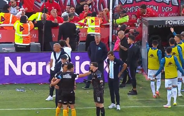 Hinchas de Independiente lanzaron elementos al banco de Racing: Rodrigo Rey se acercó a calmar
