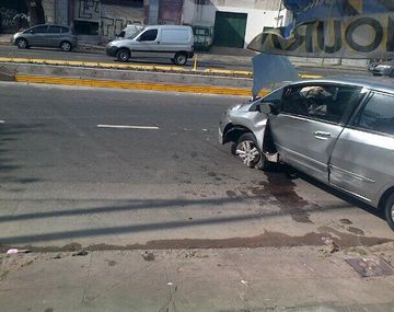 Otro auto chocó contra una parada del Metrobus del Sur
