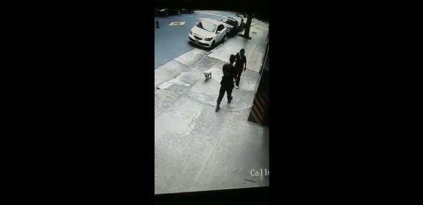 Así atacaba la mujer al policía en Caballito