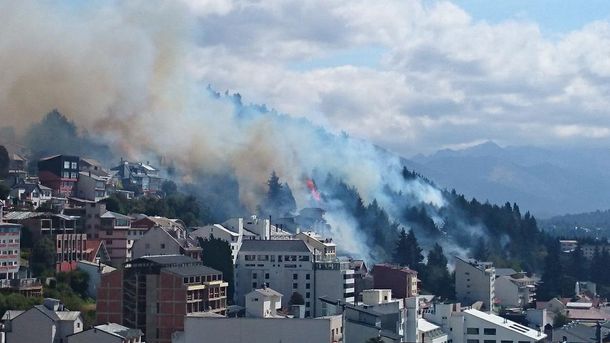 Controlan el fuego que amenazaba a hoteles y viviendas en Bariloche, pero sigue en las afueras