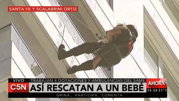 Los bomberos protegonizaron el dramático rescate de un bebé Los bomberos protegonizaron el dramático rescate de un bebé
