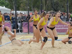 El festejo de las kamikazes tras el pase a semifinales (Foto: Prensa COA)