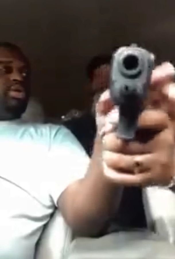 VIDEO: Jugaba con un arma y terminó disparando a un amigo en la cabeza