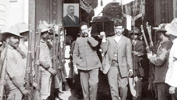 Es asesinado por el huertismo, Abraham González revolucionario, maderista, gobernador constitucional de Chihuahua en 1913. Es asesinado por el huertismo, Abraham González revolucionario, maderista, gobernador constitucional de Chihuahua en 1913.