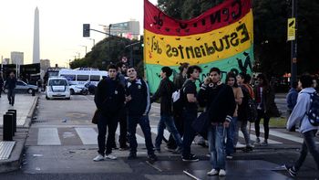 estudiantes marcharon contra la nueva secundaria y el centro fue un caos