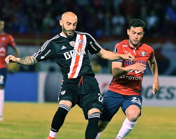 Javier Pinola contra Jorge Wilstermann