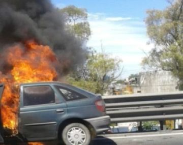 Un auto se incendió en la General Paz