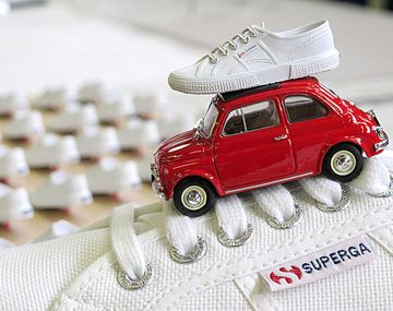 Un auto en 2001 costaba lo que ahora un par de zapatillas: cuántos sueldos se necesitan para el 0Km