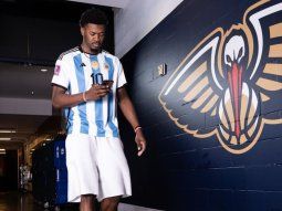 el jugador de la nba que sorprendio con una casaca de messi antes de un duelo el jugador de la nba que sorprendio con una casaca de messi antes de un duelo