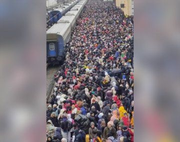 Miles de ucranianos desbordan las estaciones de trenes para intentar escapar de las bombas