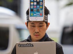 fanaticos hacen cola para conseguir los nuevos iphones fanaticos hacen cola para conseguir los nuevos iphones