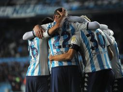 Racing se floreó y goleó a Ñublense para pasar a octavos de final como líder