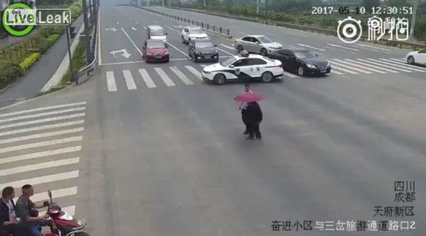 Un policía ayuda a una persona mayor a cruzar la calle