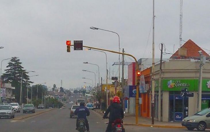 El agente de tránsito a punto de cruzar el semáforo en rojo