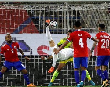 El golazo de chilena de Luis Suárez que terminó de hundir a Chile