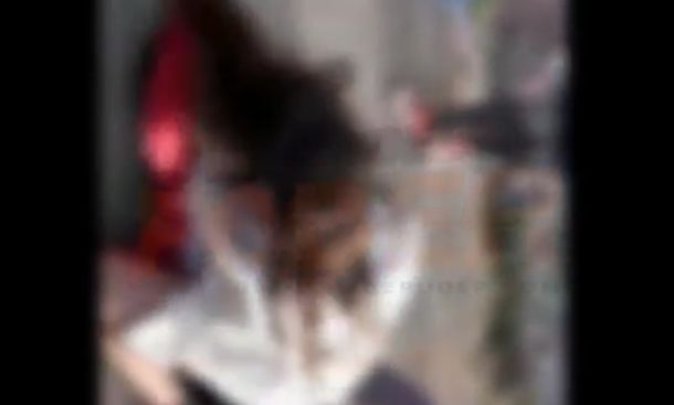 Así filmaban a dos niñas peleándose.