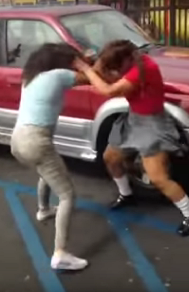 Brutal pelea entre dos jóvenes: los testigos alentaban la golpiza