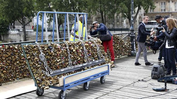 Una mala para los románticos: fin a un histórico ritual en un puente de París