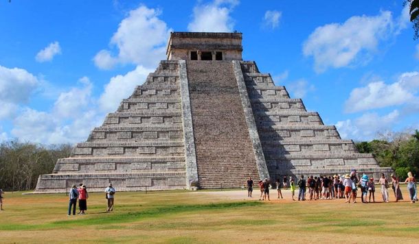 VIDEO: Una mujer subió a la pirámide sagrada de Chichén Itzá y dejó las cenizas de su esposo