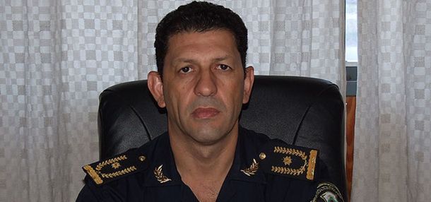 Le roban el auto a la mujer del jefe Departamental de Lanús y le llevan dos caniches