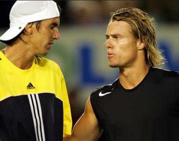 Como rival lo escupió