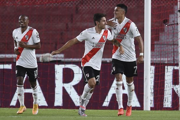 En un duelo lleno de polémicas, River le ganó a Nacional y dio un gran paso hacia las semis