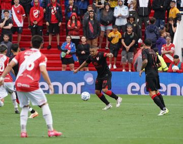 Argentinos venció 2-0 ante Instituto y es puntero de la Zona A