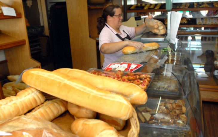 El pan a $100: con un sueldo mínimo se pueden comprar 100 kilos menos que en 2015