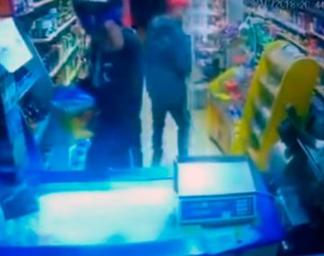 Violento asalto a un kiosco: antes de irse le dispararon a la cámara de seguridad