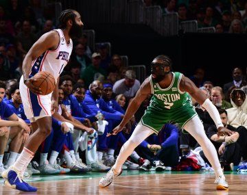 Boston Celtics venció a Philadelphia 76ers por 34 puntos y puso la serie 1 a 1