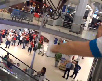 Tenso cruce entre hinchas de Independiente y Racing en el aeropuerto