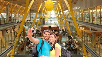 Turistas disfrutan del aeropuerto de Barajas Turistas disfrutan del aeropuerto de Barajas