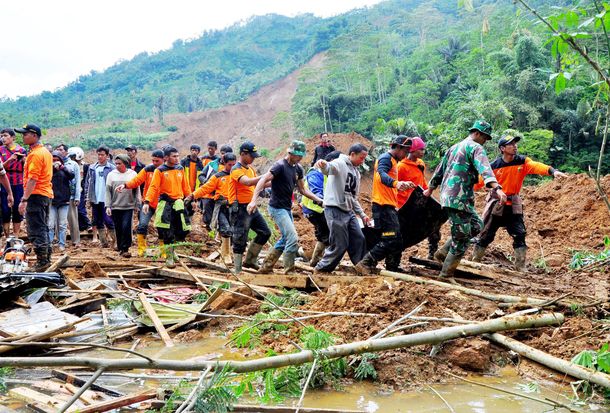 Por un alud de tierra, murieron 17 personas y 90 están desaparecidas