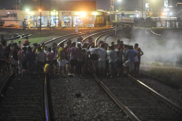 Vecinos de la Villa 31 levantaron el corte en las vías del Ferrocarril San Martín