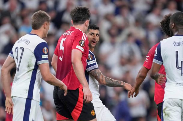 El Cuti Romero tuvo un inesperado cruce con un jugador del Manchester United tras ser campeón con el Tottenham