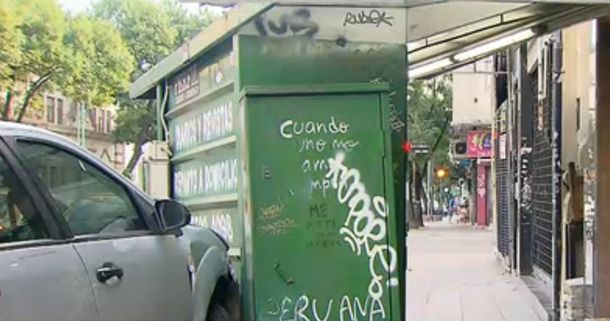 Chofer se peleó con un pasajero, chocó un auto y un kiosco de diarios en Palermo