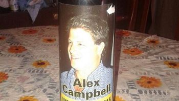 un precandidato del pro regala vinos con su cara a cambio de votos un precandidato del pro regala vinos con su cara a cambio de votos