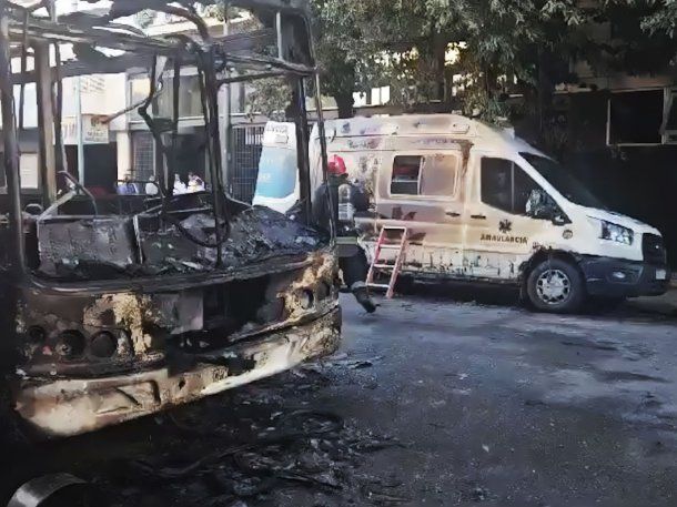 Se incendiaron un colectivo y una ambulancia cerca de Parque Centenario: evacuaron a 11 personas