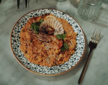 Este bodegón porteño se caracteriza por ofrecer el mejor arroz con mariscos de Buenos Aires.