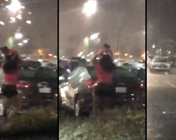 Utilizó a su hija como un paraguas para no mojarse bajo una intensa lluvia