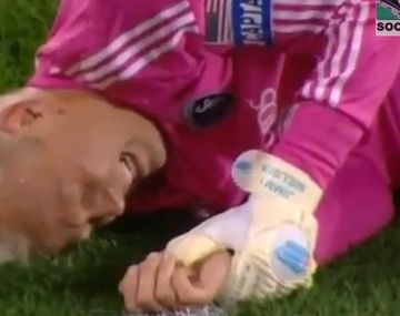 Se cansó de que haga tiempo y lo volteó de un pelotazo