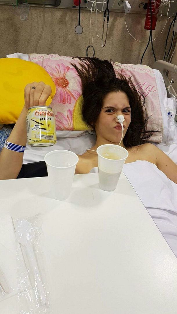 Tiene 18 años, perdió una pierna y se ríe de sí misma para alegrar a los demás