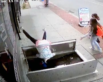Mirá cómo se cayó una mujer en un pozo por mirar el celular