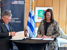 El canciller Omar Paganini firmó el acuerdo junto a la embajadora de Estados Unidos en Uruguay, Heide Fulton. El canciller Omar Paganini firmó el acuerdo junto a la embajadora de Estados Unidos en Uruguay, Heide Fulton.